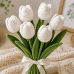 Strauß aus 7 weißen gehäkelten Tulpen mit grünen Blättern und Satinband